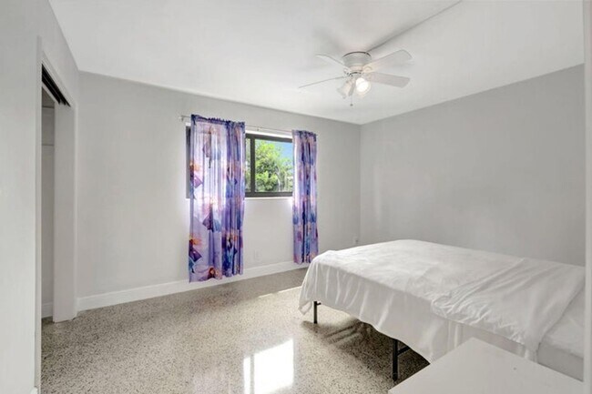 Building Photo - 3550 NE 4th Ave