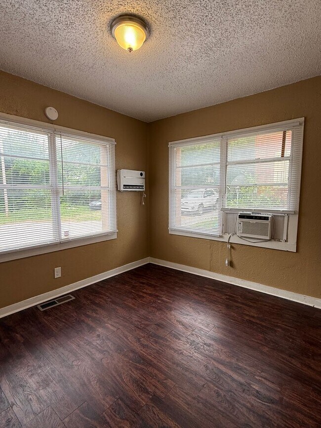 Building Photo - Cozy 1BR in the Heart of OKC – Walk to Plaza District