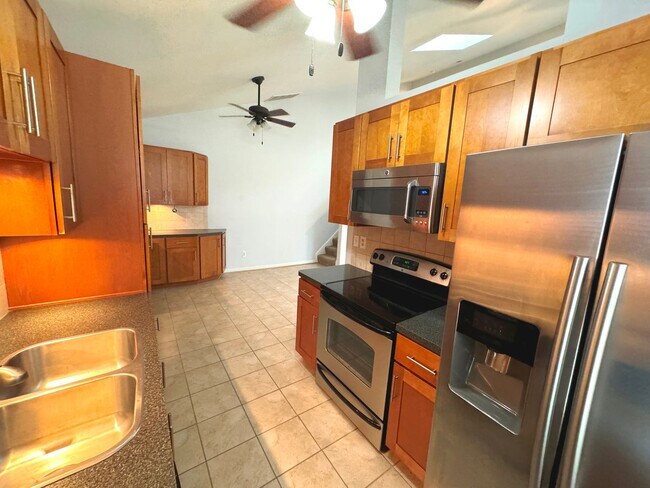 Building Photo - End unit Townhome in the heart of Chesapeake! Available Late July