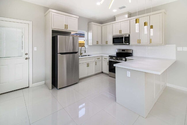 Building Photo - "Spacious & Modern 2-Bedroom, 2-Bath Haven in Mission, TX - Your Perfect Retreat!"