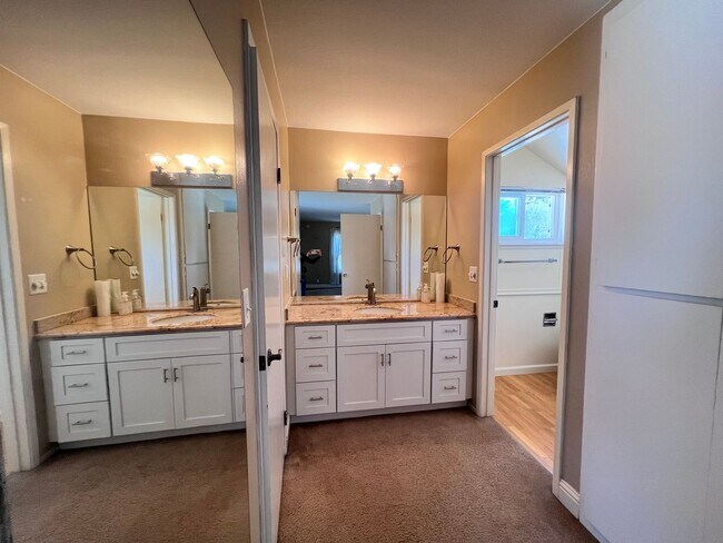 Building Photo - BRIGHT & SPACIOUS 3BD/2BA TOWNHOME IN PLEASANTON CA!!!