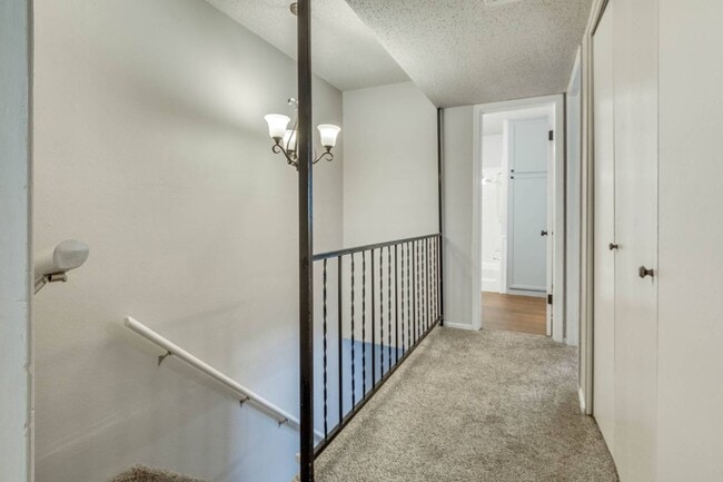 Building Photo - 1227 Lakecrest Dr