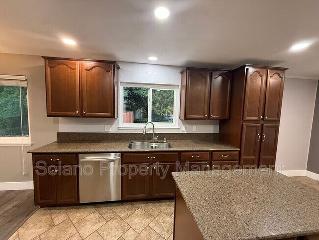 Building Photo - 921 Hickory Ave