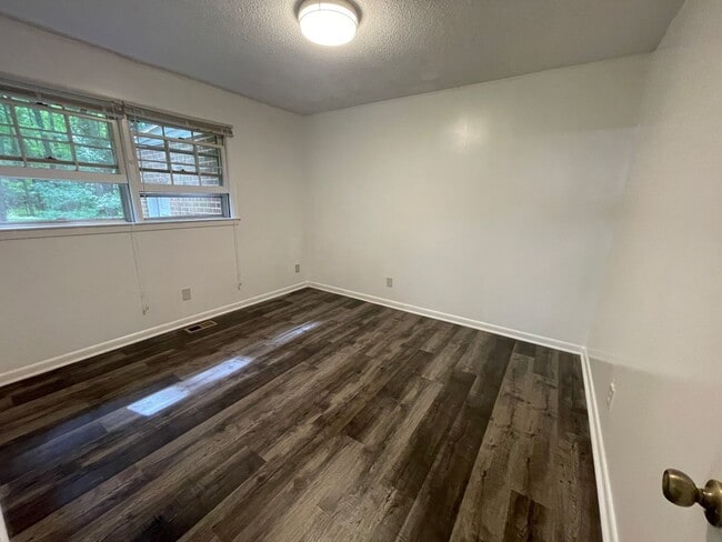 Building Photo - Fantastic location near downtown Pittsboro...