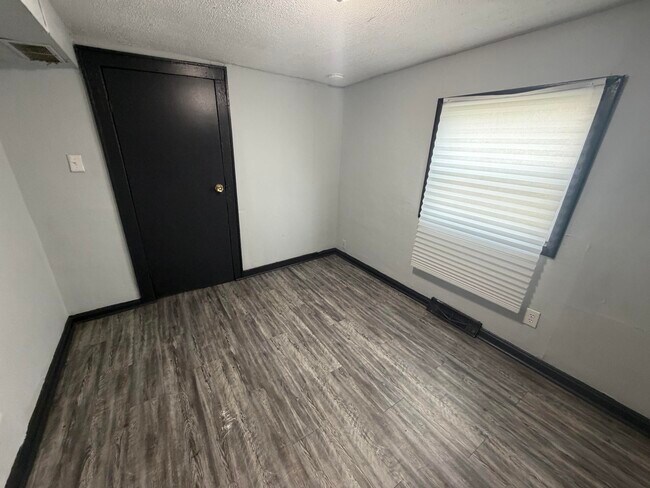 Building Photo - 609 Martin-