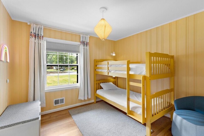 Building Photo - Fully Furnished Home, Short Term Leases Op...