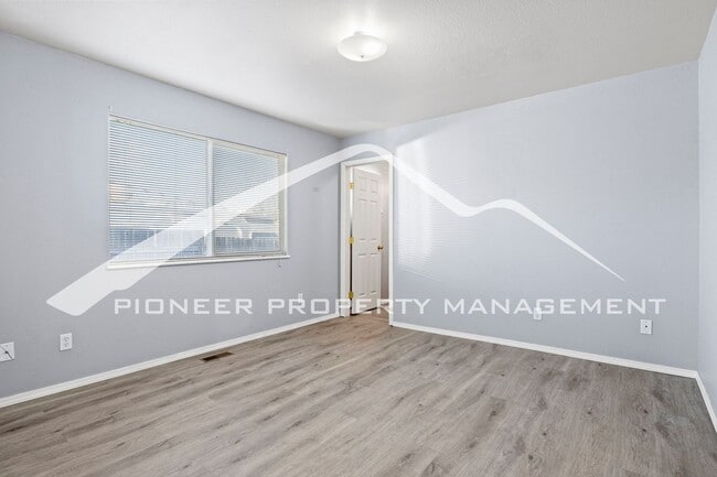 Building Photo - Prime Location - 2 bd, 2 bath, washer/drye...
