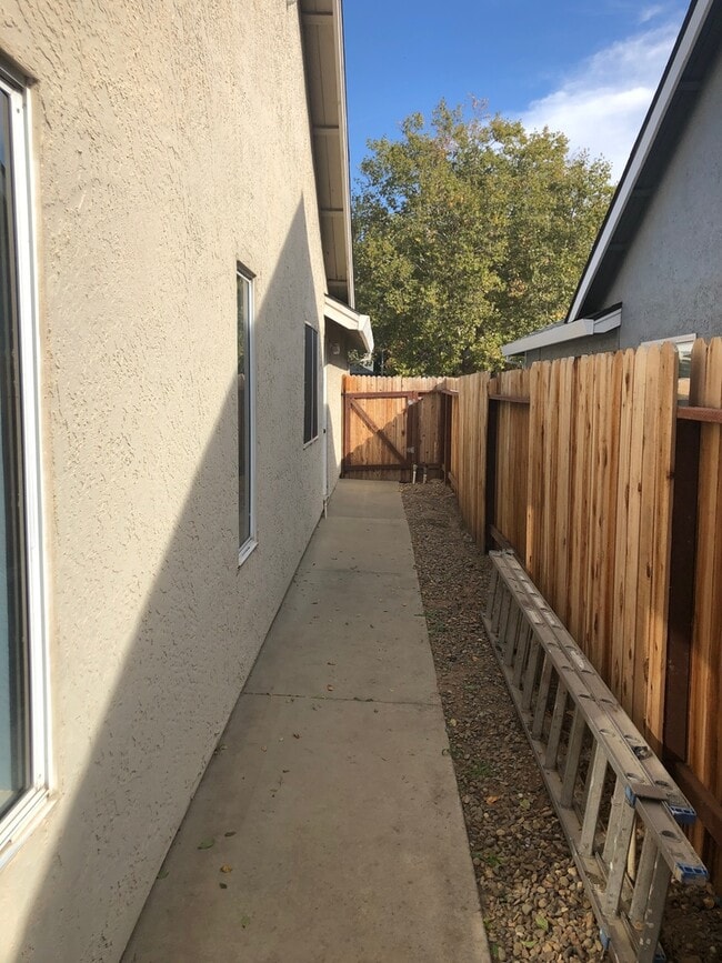 Building Photo - 3 BED 2 BATH HOME W/ UPGRADES ON CUL-DE-SAC