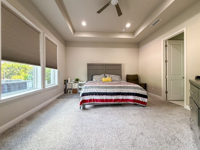 Building Photo - Modern-Luxury 5/3 in Oakmont