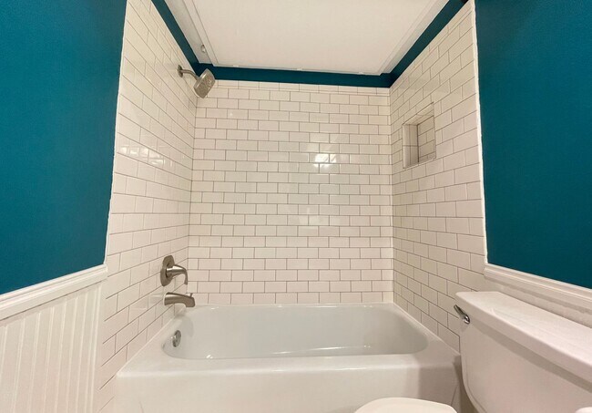 Building Photo - Cozy Townhome Minutes to the Chisholm Trai...