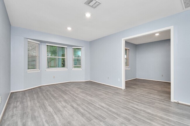 Building Photo - 8022 Sharpview Dr
