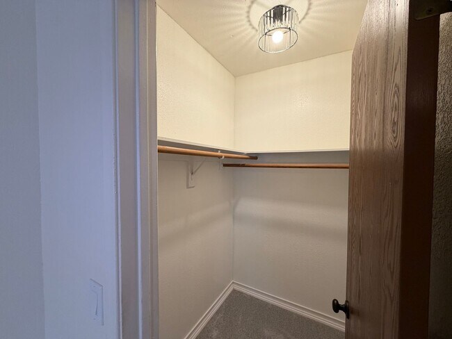 Building Photo - FRESHLY REMODELED!