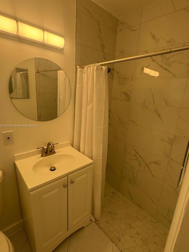 Building Photo - 15211 NE 10th Ave