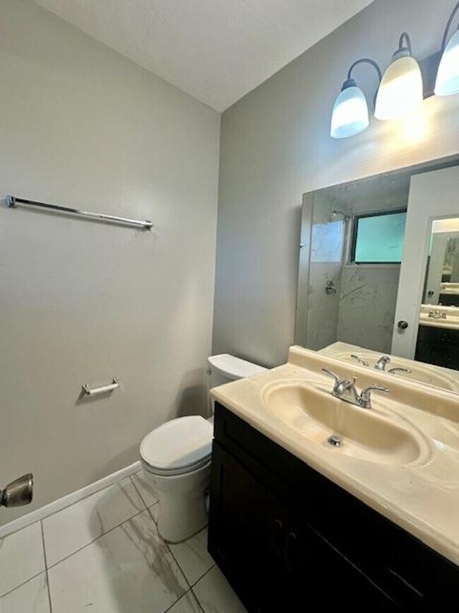 Building Photo - COZY 2/2 DUPLEX