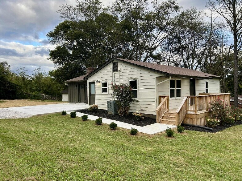 Building Photo - 304 Greenview Dr