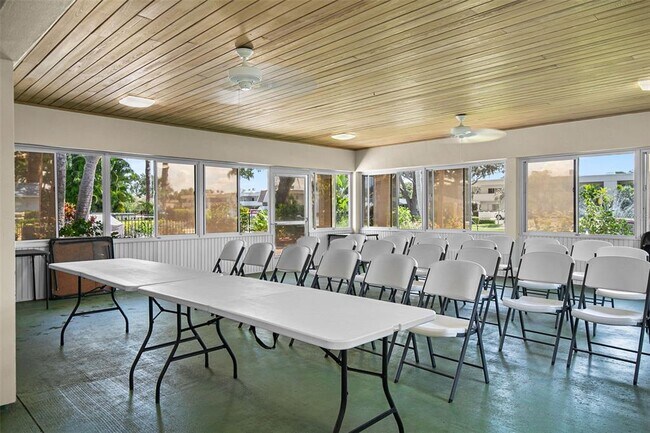 Building Photo - 7461 W Country Club Dr N