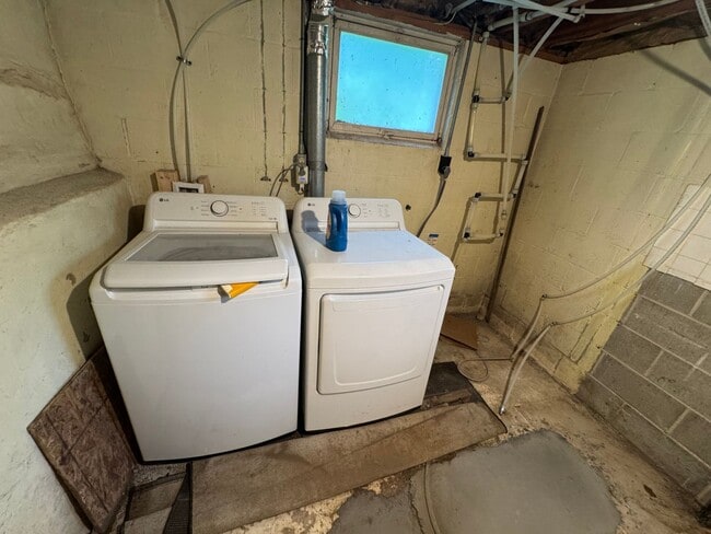 Building Photo - 4 Bedroom Updated Acreage