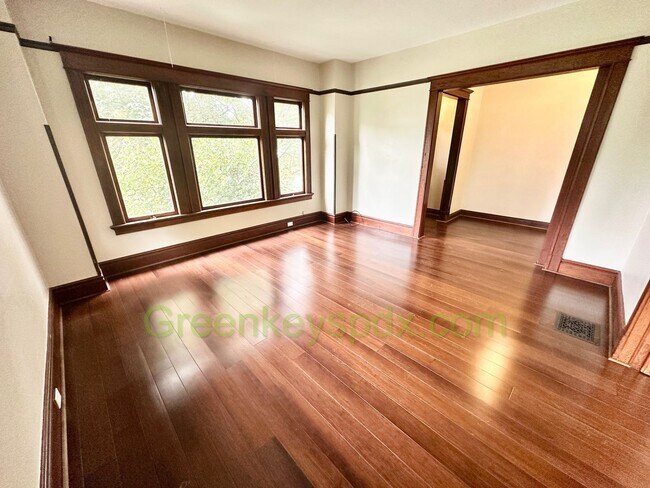 Building Photo - Huge Gorgeous 5 Bedroom 4 Bath Unit in SW ...