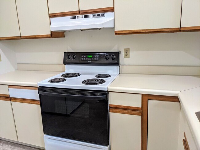 Building Photo - Spacious 2 Bedroom Apartment in Emmaus!