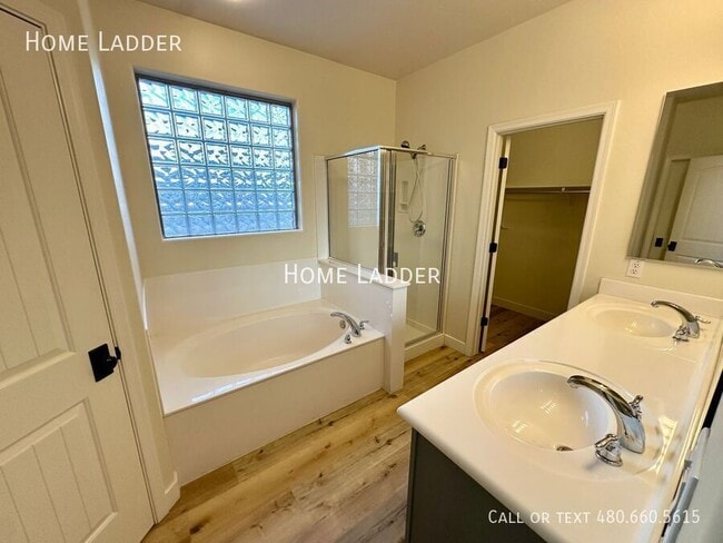 Building Photo - 3064 E Palmdale Ln