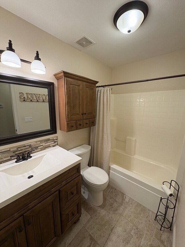 Building Photo - 3524 S Lincoln Ct