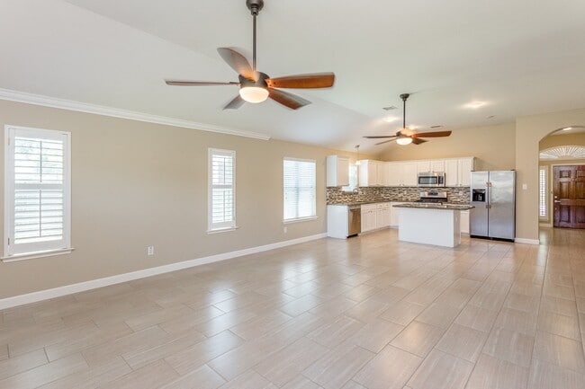 Building Photo - 226 Village Crest Dr