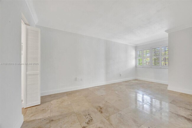 Building Photo - 6890 N Kendall Dr