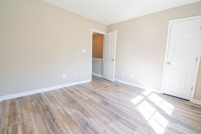 Building Photo - 2 Bedroom 2.5 Bathroom Townhome