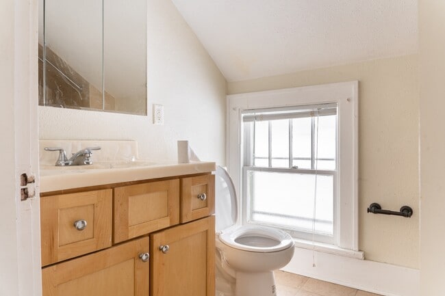 Building Photo - 712 W 22nd St