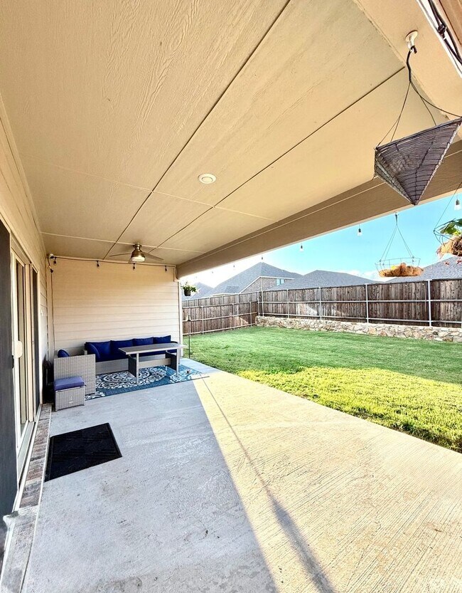 Building Photo - Spacious 4BR4B with Flex Room & OverSized Patio in Aubrey ArrowBrooke
