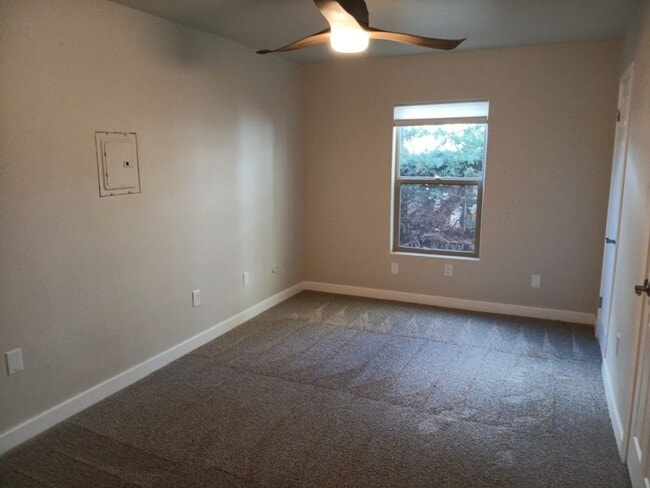 Building Photo - Stunning 4-bedroom 3-bathroom home in Santa Fe! Showings available NOW!