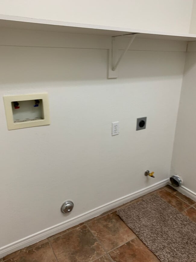 Building Photo - River Oaks Area Stockdale Highway & Buena Vista 93311 4+2 $2600