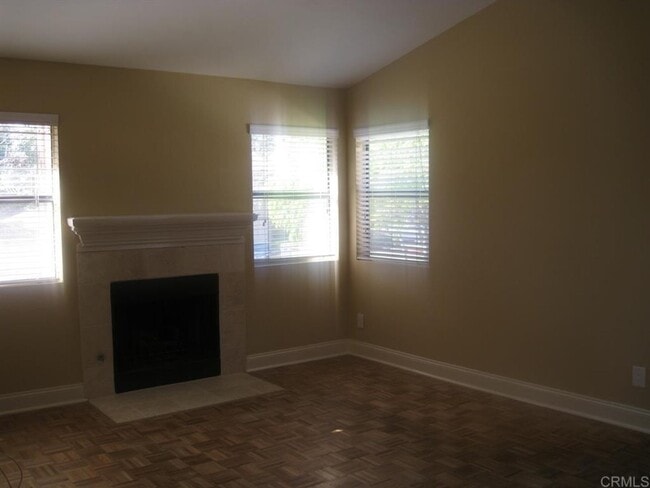 Building Photo - Stylish 2 Bed, 2 Bath Upper Unit in Prime ...