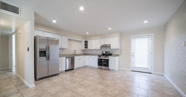 Building Photo - 5638 N 61st Ln