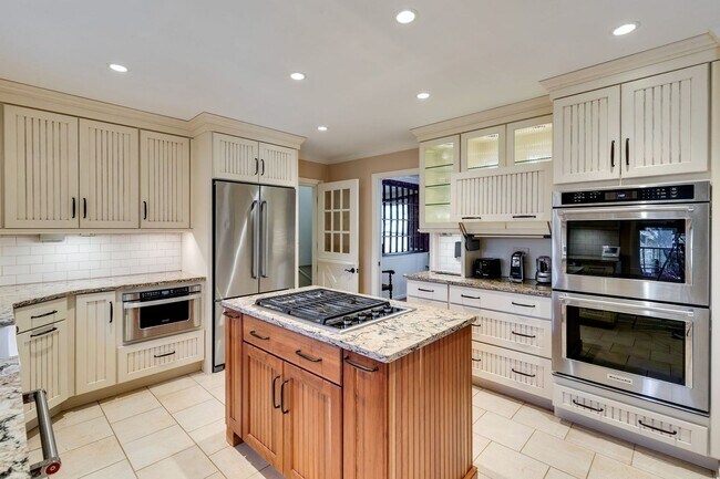 Building Photo - Shy's Hill Road Rental