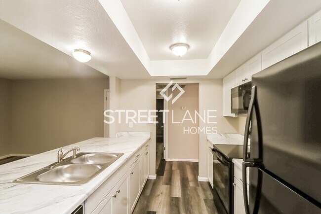Building Photo - Charming 4 bedroom POOL home in Phoenix!