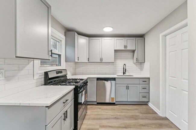 Building Photo - Beautifully renovated 5-bedroom, 2 full bath home ready for move-in!  1st month's rent is FREE!*