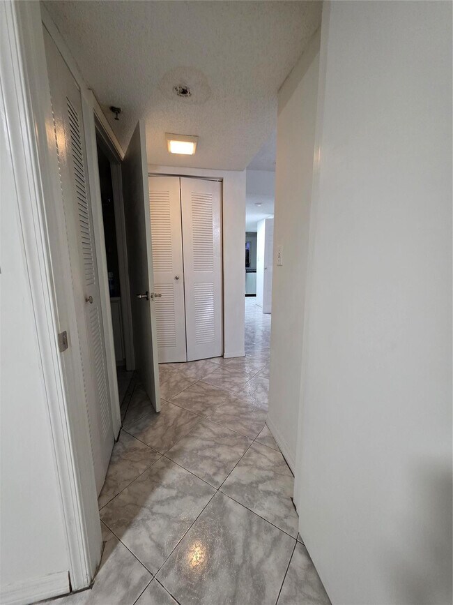 Building Photo - 9470 Tangerine Pl