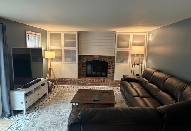 Building Photo - Fabulous in 4 + 2.5 in OLD FARM - Gorgeous Updates