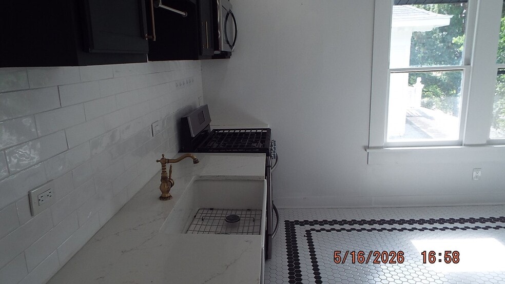 Building Photo - 940 W Mulberry Ave