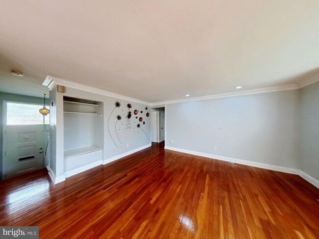 Building Photo - 1012 Loxford Terrace