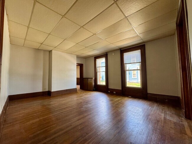 Building Photo - 628 N Main St