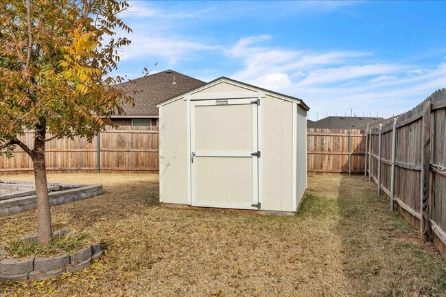 Building Photo - Lawn Care Included! 3 bed, 2 bath, 2 car