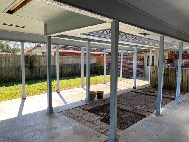 Building Photo - 301 Jansen Dr