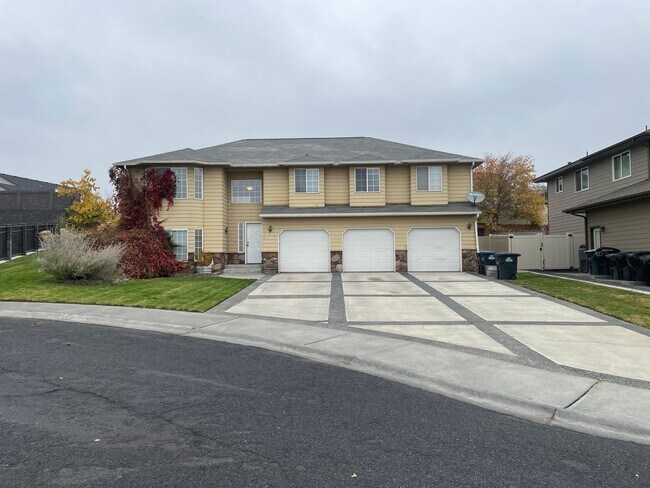 Primary Photo - Large 4 Bedroom Home