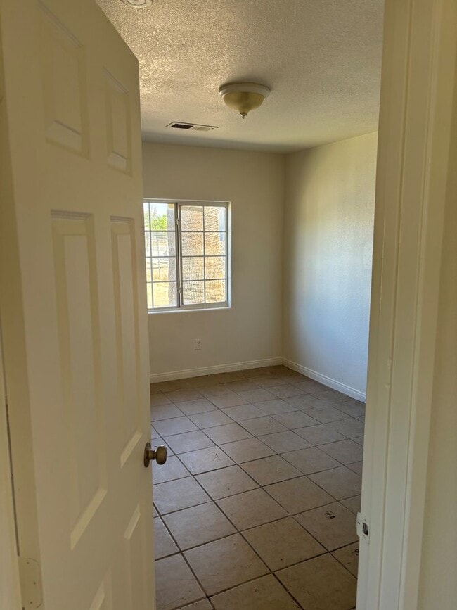 Building Photo - 2 Bd 1 Ba Home | Huge Lot in East Bakersfield