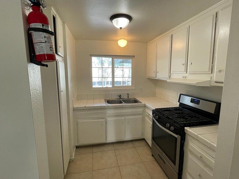 Kitchen - 2152 W Alameda Ave