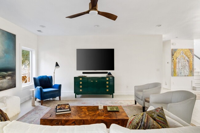 Building Photo - 508 E Huron Ave