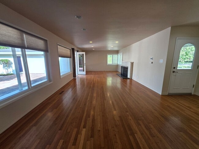Building Photo - Home located in the heart of the college n...