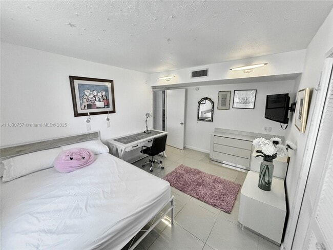 Building Photo - 3051 S Palm Aire Dr